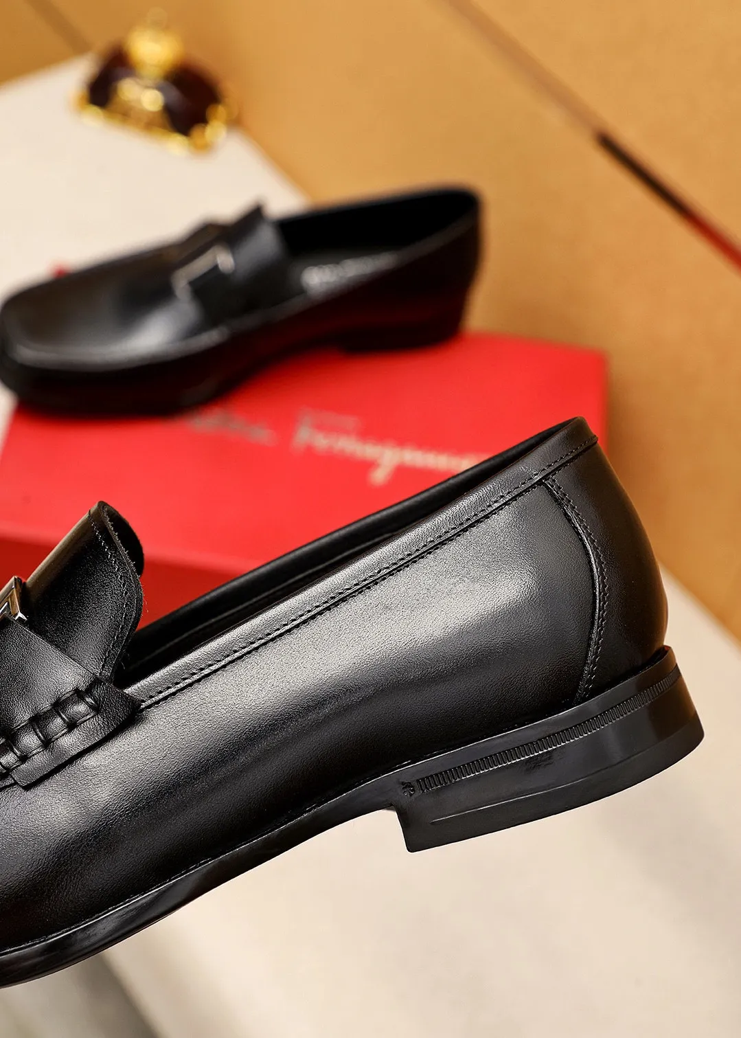 Men's shoes 💰460 💐 Product trademark: Ferragamo "Ferragamo" casual leather shoes Regular size: 38-44 (45.46🉑️customized) Product materials: Selected imported first-layer calfskin upper + luxury hardware buckle, imported water-dyed cowhide leather lining. Strong three-dimensional visual effect, original rubber outsole Color: 1⃣️color optional